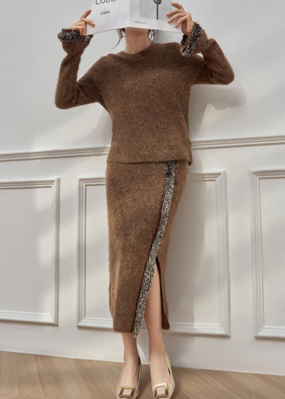 Modisches braunes, seitlich offenes Strick-Zweiteiler-Set mit Quasten für den Winter