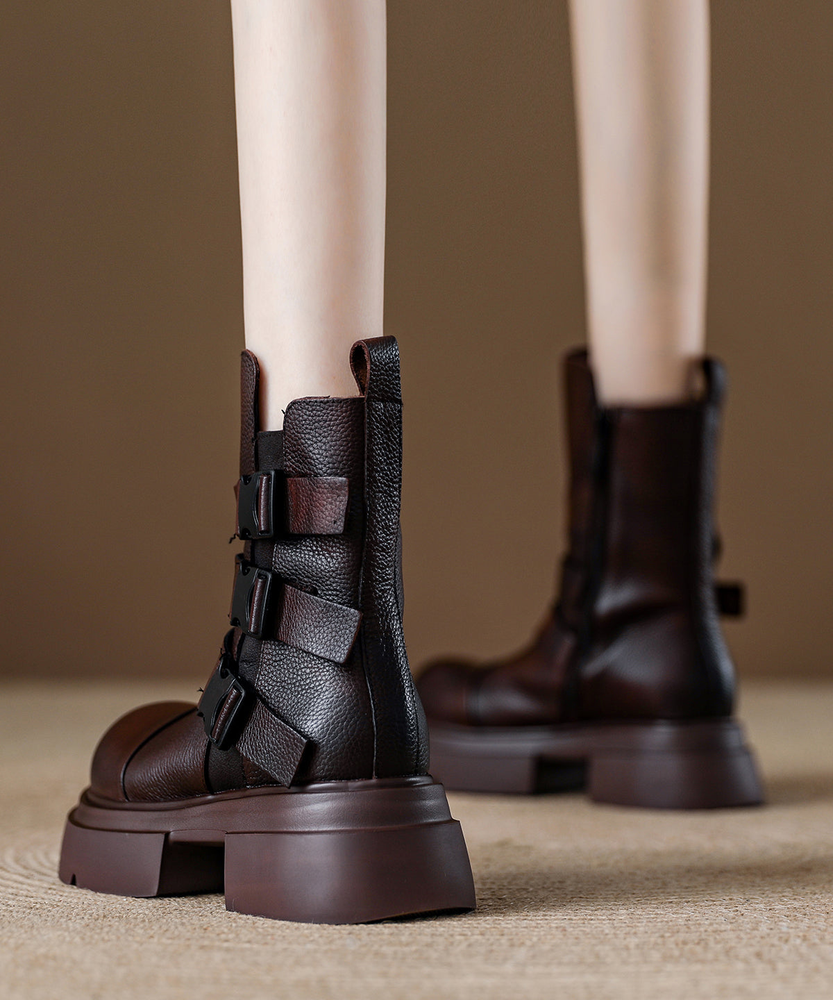 Botas de plataforma con tiras y hebillas de chocolate de moda