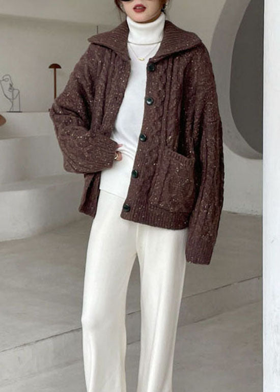 Modischer schokoladenbrauner Wintermantel mit Peter-Pan-Kragen und Knöpfen