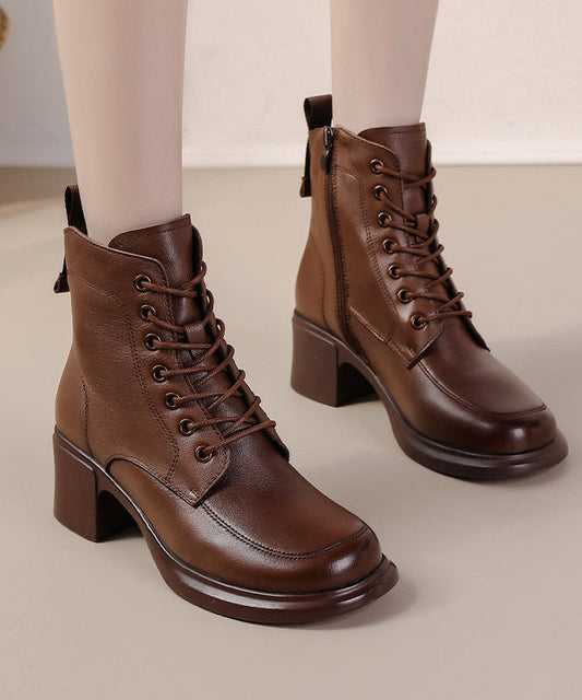 Modische Stiefel mit überkreuzten Riemen und dicker Sohle aus braunem Rindsleder