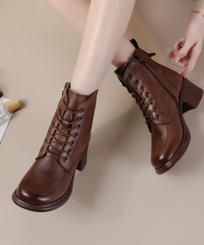Modische Stiefel mit überkreuzten Riemen und dicker Sohle aus braunem Rindsleder