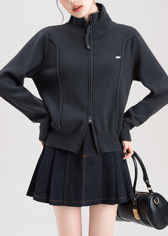Modischer dunkelgrauer Strickpullover mit Reißverschluss und hohem Kragen für den Frühling