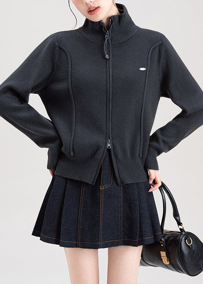 Modischer dunkelgrauer Strickpullover mit Reißverschluss und hohem Kragen für den Frühling