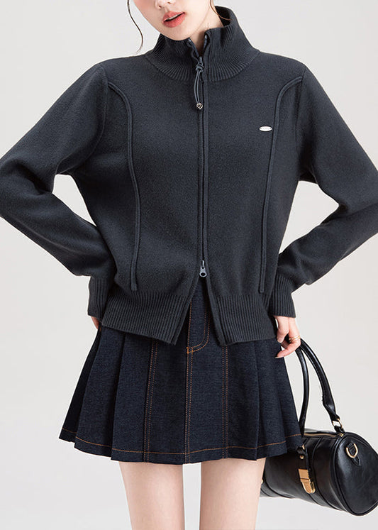 Modischer dunkelgrauer Strickpullover mit Reißverschluss und hohem Kragen für den Frühling