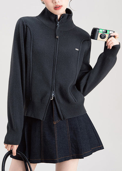 Modischer dunkelgrauer Strickpullover mit Reißverschluss und hohem Kragen für den Frühling