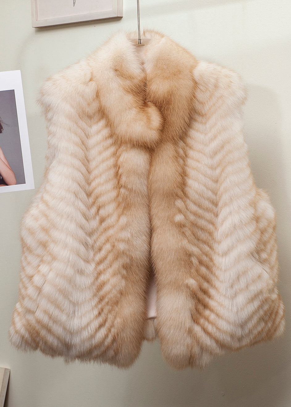 Chaleco de cuero y piel con cuello alto dorado sin mangas