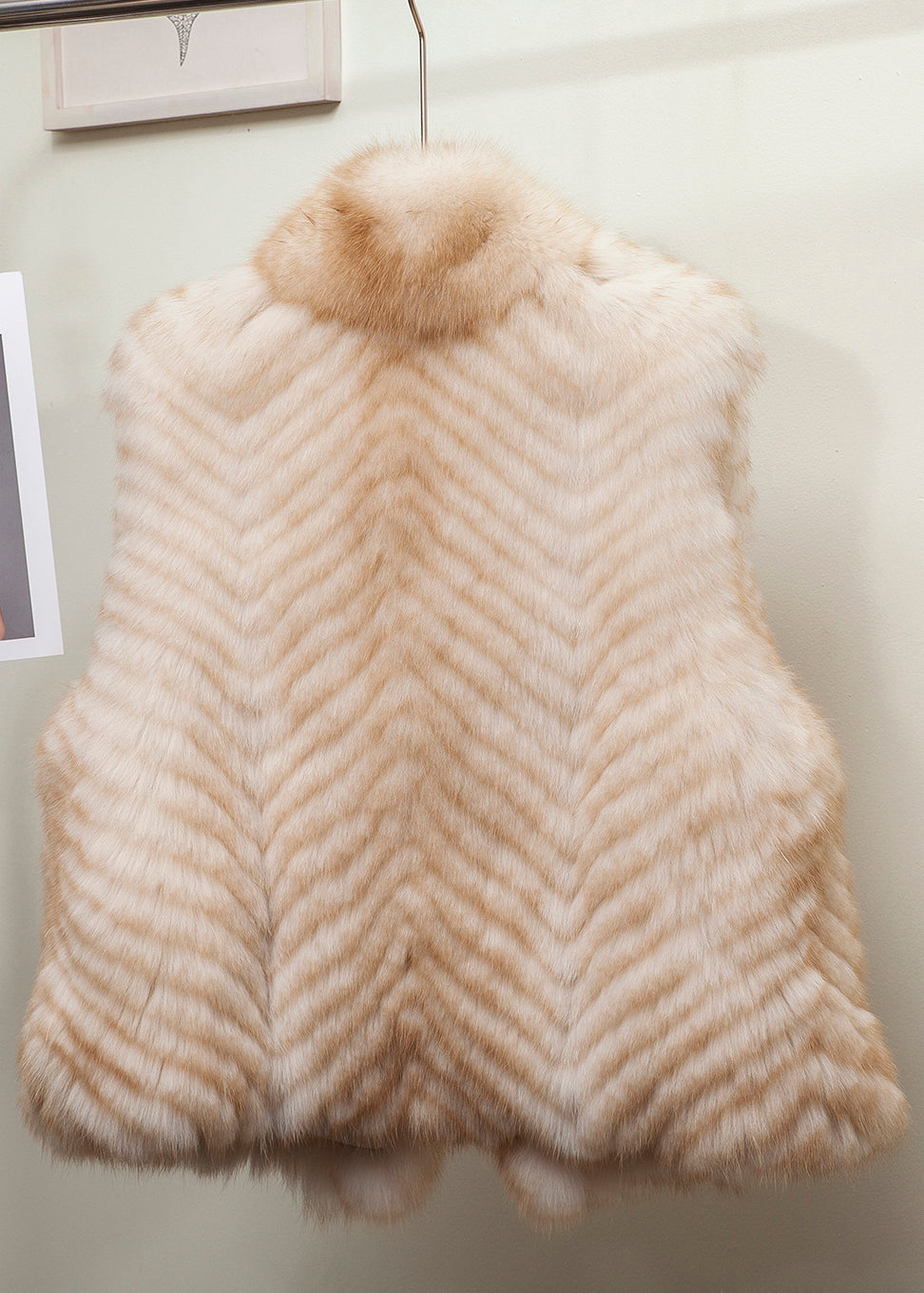 Chaleco de cuero y piel con cuello alto dorado sin mangas