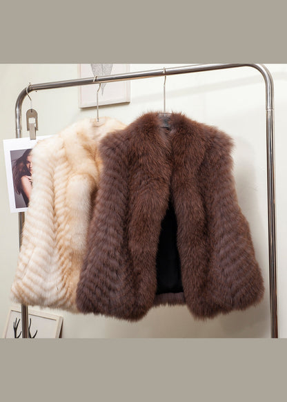 Chaleco de cuero y piel con cuello alto dorado sin mangas