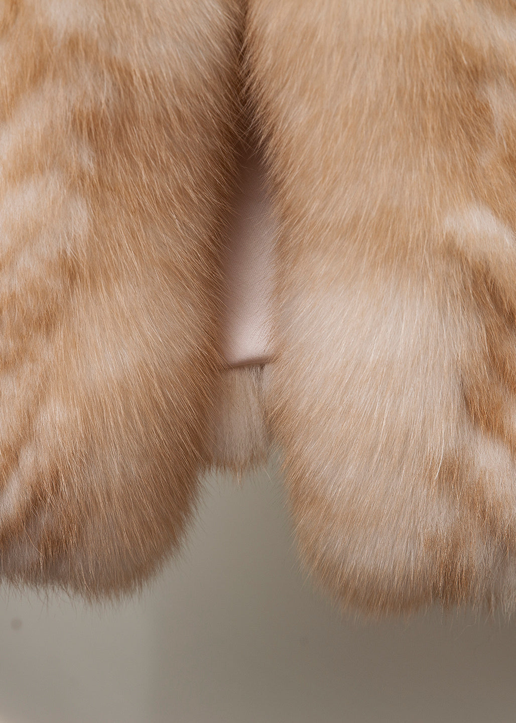 Chaleco de cuero y piel con cuello alto dorado sin mangas