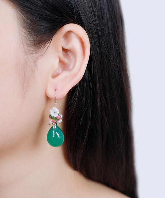 Pendientes colgantes de plata verde con incrustaciones de concha, flor de calcedonia y perla.