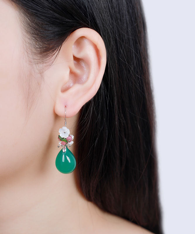 Pendientes colgantes de plata verde con incrustaciones de concha, flor de calcedonia y perla.