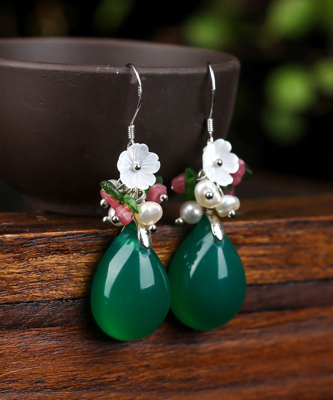 Pendientes colgantes de plata verde con incrustaciones de concha, flor de calcedonia y perla.
