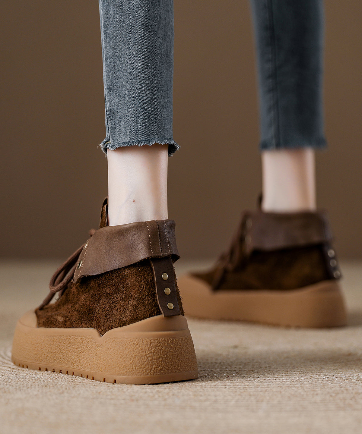 Botas de ante color caqui con cordones y empalmes