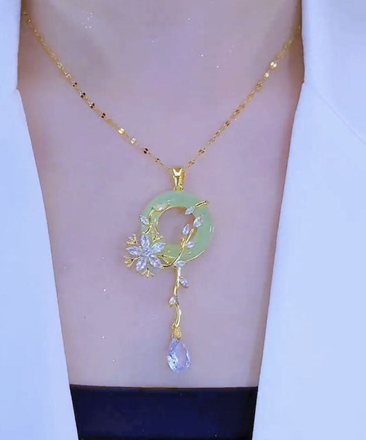 Modische Halskette mit Blumenanhänger aus Edelstahl in Hellgrün mit eingelegtem Kristall und Jade