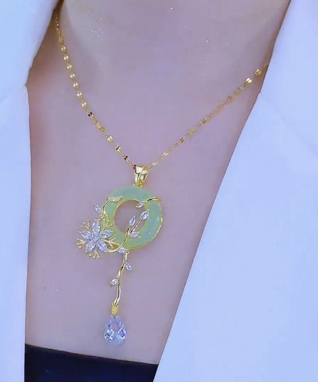 Collar con colgante floral de jade y cristal incrustado en acero inoxidable verde claro.