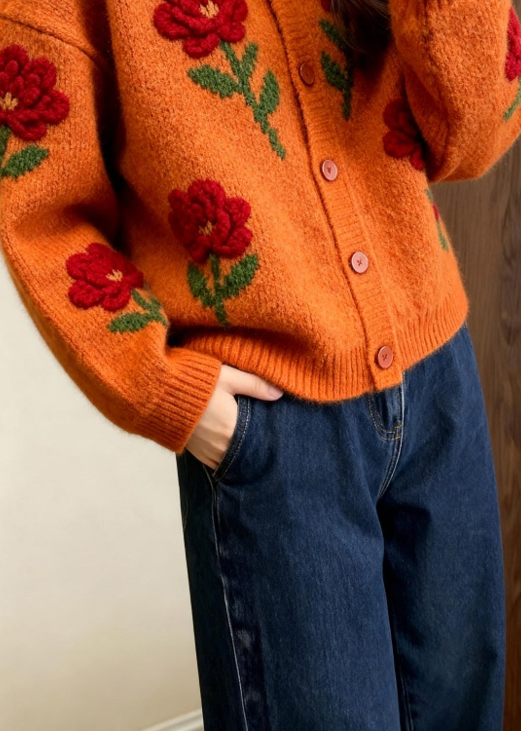 Cárdigan holgado de punto con estampado floral y cuello redondo de color naranja a la moda para primavera.