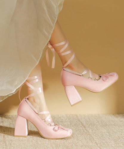 Tacones altos gruesos con cordones rosas de moda y satén rosa