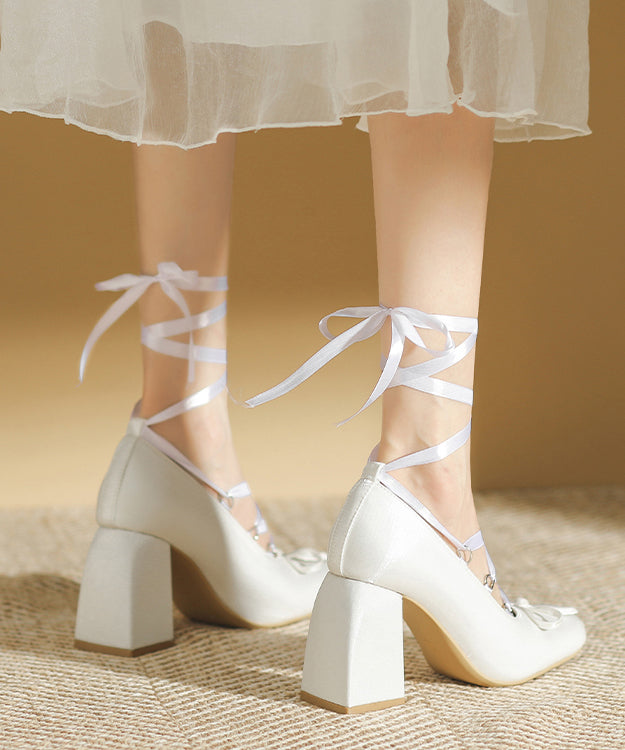 Tacones altos gruesos con cordones rosas de moda y satén rosa