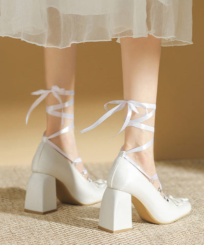 Tacones altos gruesos con cordones rosas de moda y satén rosa