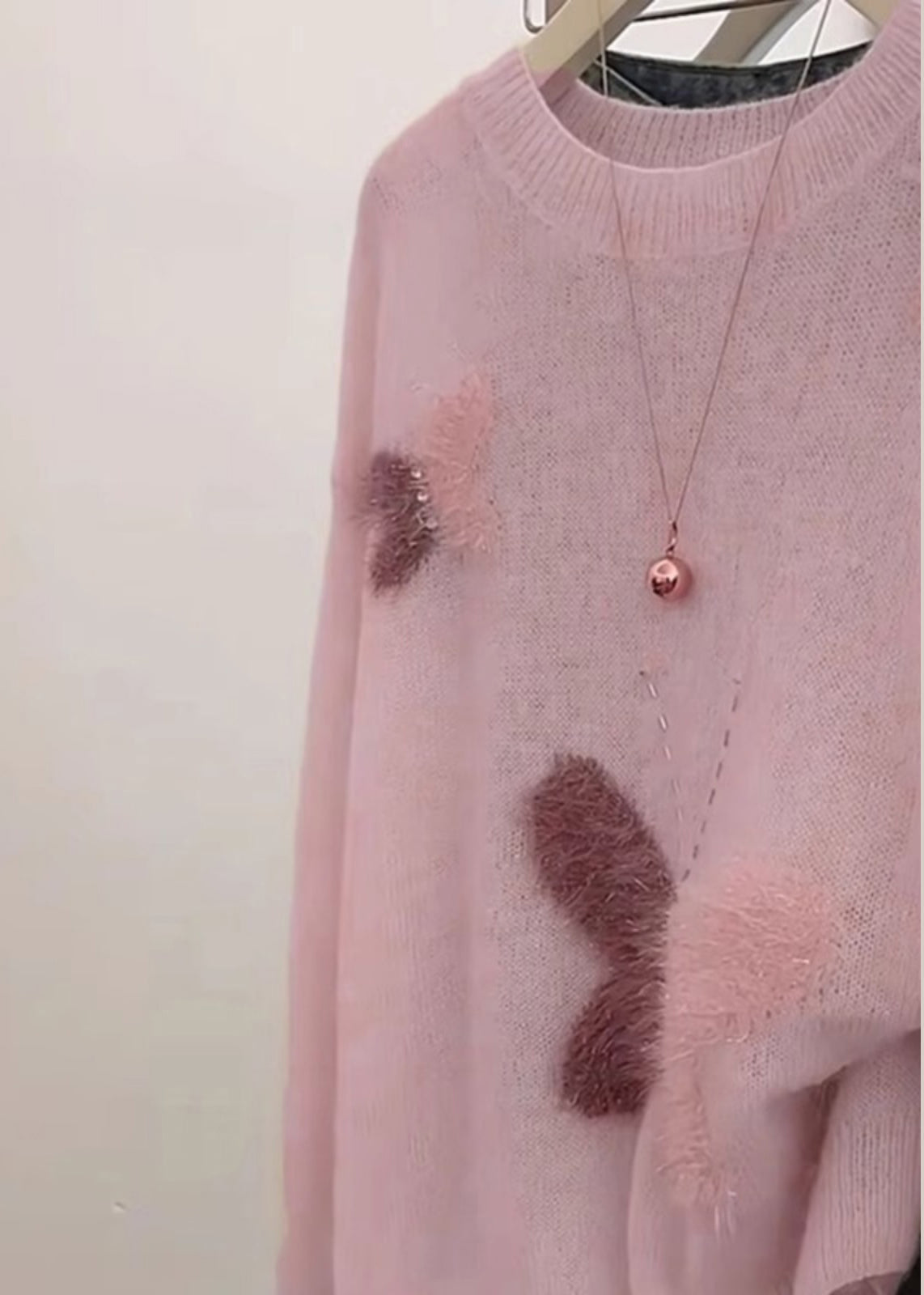 Suéter corto de punto con mariposas de gran tamaño en color rosa de moda para primavera