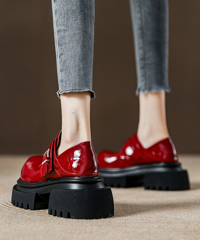 Modische rote Loafer mit Plateau aus Kunstleder