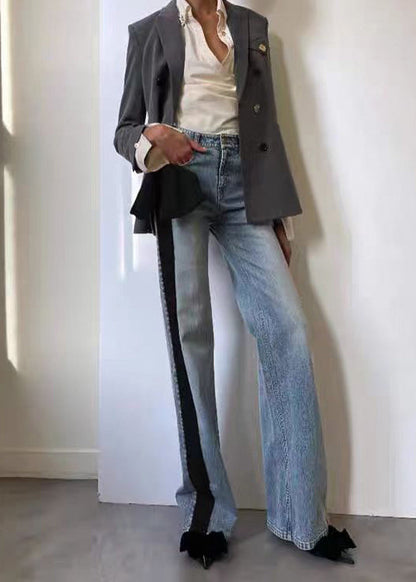 Modische rote Jeans mit Taschen, Schleifen und Patchwork für den Frühling