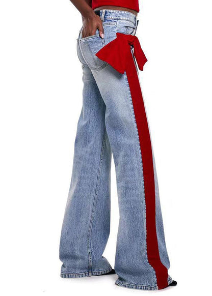 Modische rote Jeans mit Taschen, Schleifen und Patchwork für den Frühling