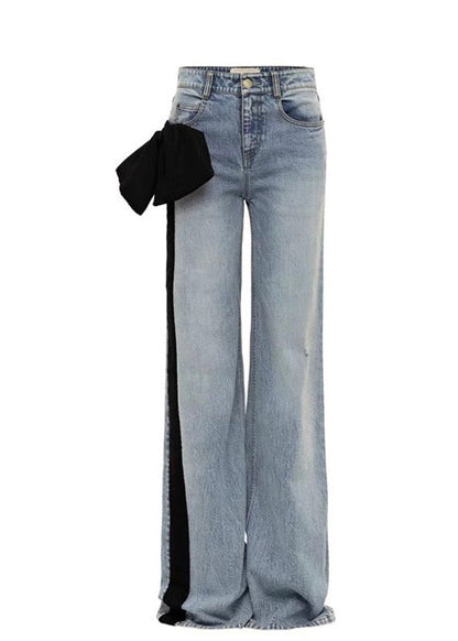 Modische rote Jeans mit Taschen, Schleifen und Patchwork für den Frühling