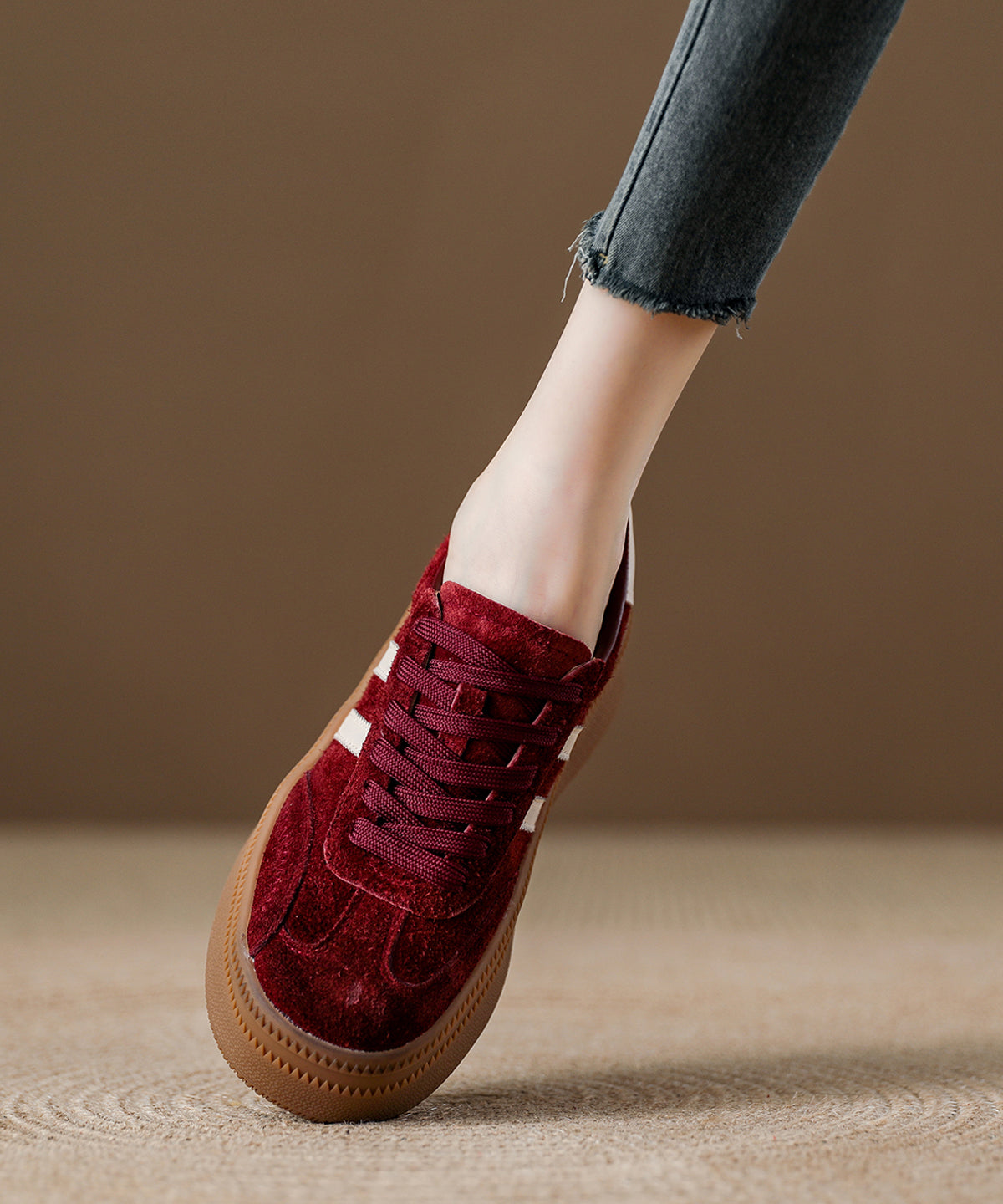 Modische rote Wildleder-Plateau-Ballerinas mit Schnürung