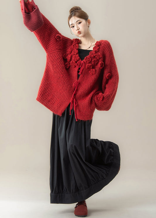 Modisches zweiteiliges Set aus rotem Strickpullover und Rock mit V-Ausschnitt und Blumenmuster für den Winter