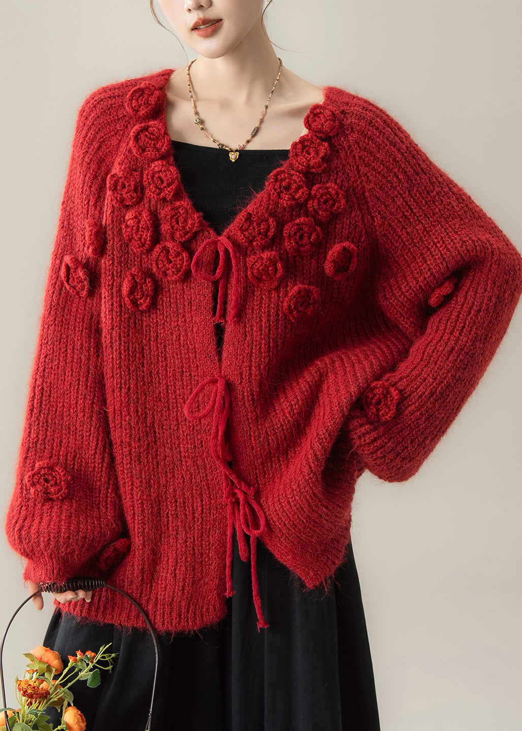 Modisches zweiteiliges Set aus rotem Strickpullover und Rock mit V-Ausschnitt und Blumenmuster für den Winter