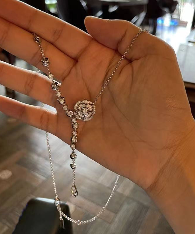 Collar con colgante de borla de rosa y circonita de plata de ley y seda de moda