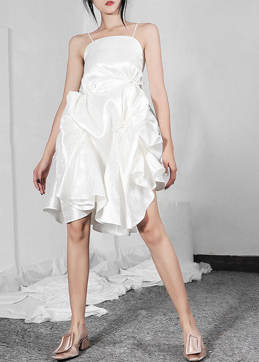 Modisches weißes asymmetrisches Sommerkleid mit Spaghettiträgern und Schleife