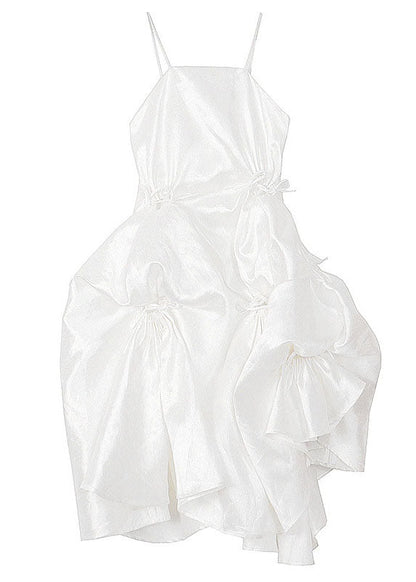 Modisches weißes asymmetrisches Sommerkleid mit Spaghettiträgern und Schleife