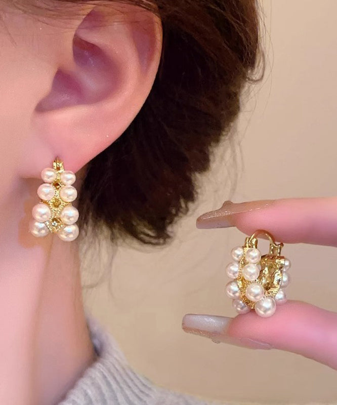 Pendientes de aro asimétricos de aleación de cobre blanco con perlas.