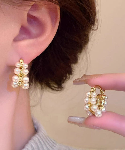 Pendientes de aro asimétricos de aleación de cobre blanco con perlas.