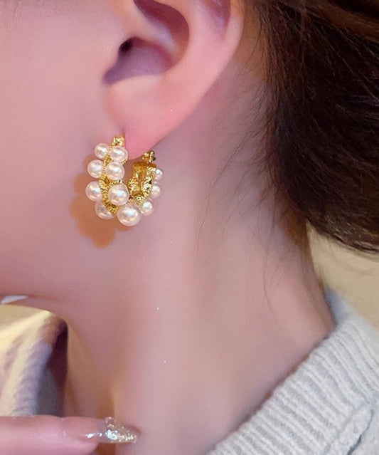 Pendientes de aro asimétricos de aleación de cobre blanco con perlas.