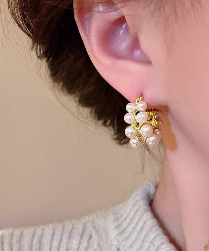 Pendientes de aro asimétricos de aleación de cobre blanco con perlas.