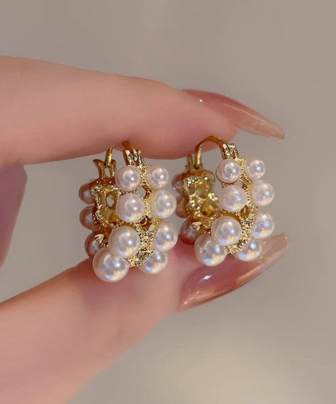 Pendientes de aro asimétricos de aleación de cobre blanco con perlas.