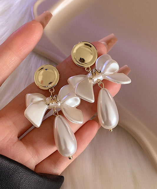 Pendientes colgantes con lazo de perlas de aleación de cobre blanco de moda