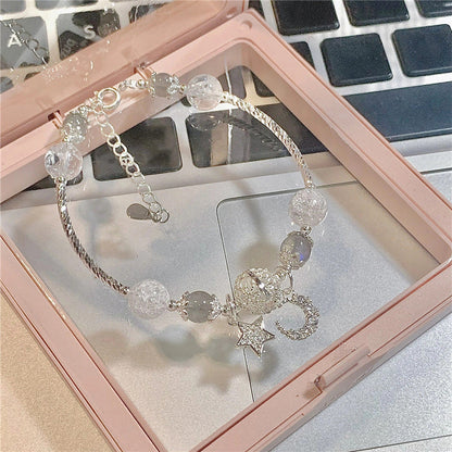 Modisches Armband mit weißen Kristallen und Zirkonia und Stern und Mond