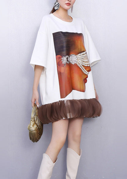 Modisches weißes Minikleid aus Baumwolle mit Nagelperlen-Patchwork für den Sommer