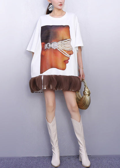 Modisches weißes Minikleid aus Baumwolle mit Nagelperlen-Patchwork für den Sommer