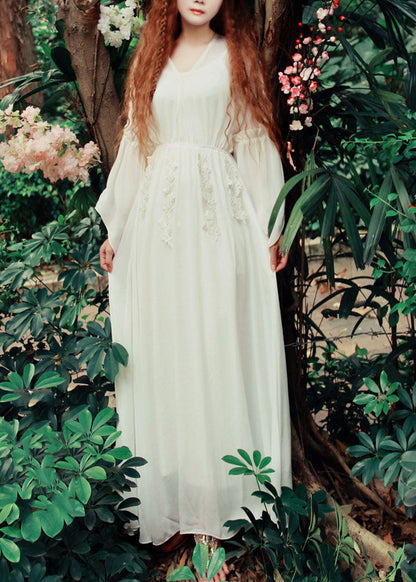 Modisches weißes V-Ausschnitt-Kleid mit extra großem Saum und ausgestellten Ärmeln aus Seide