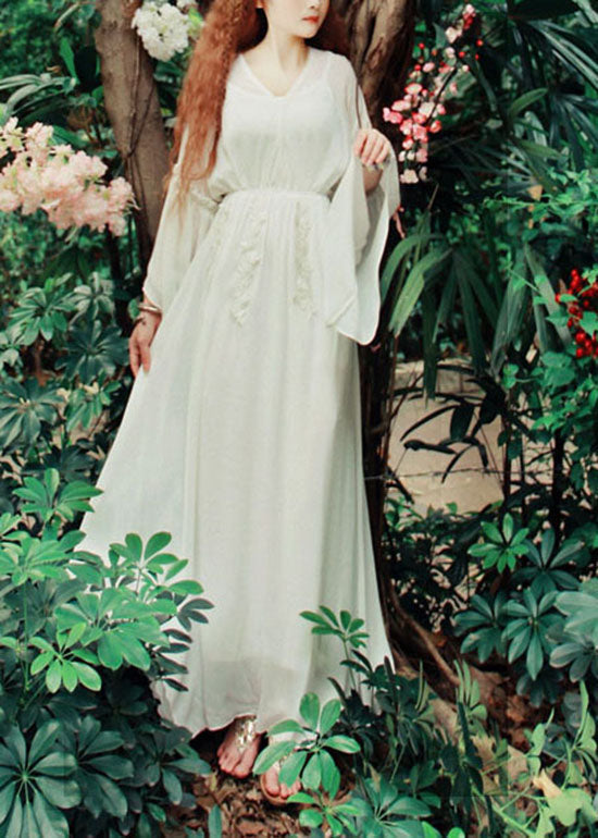 Modisches weißes V-Ausschnitt-Kleid mit extra großem Saum und ausgestellten Ärmeln aus Seide