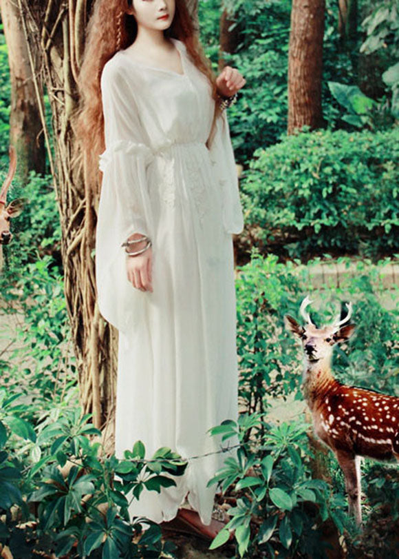 Modisches weißes V-Ausschnitt-Kleid mit extra großem Saum und ausgestellten Ärmeln aus Seide