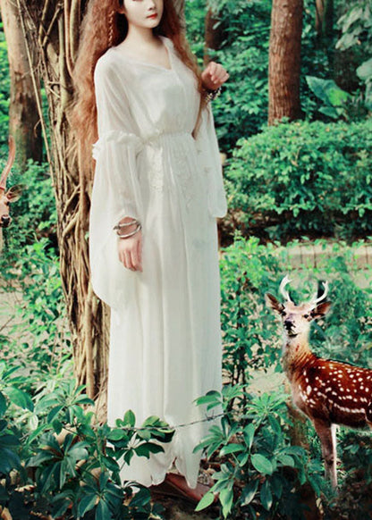 Modisches weißes V-Ausschnitt-Kleid mit extra großem Saum und ausgestellten Ärmeln aus Seide