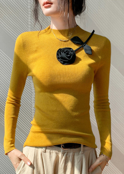Modische gelbe, figurbetonte Stricktops mit Blumenmuster für den Frühling