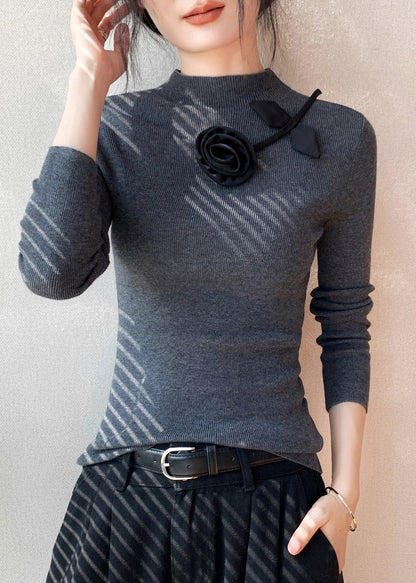 Modische gelbe, figurbetonte Stricktops mit Blumenmuster für den Frühling