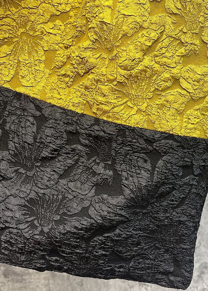 Pantalones anchos de seda con diseño de patchwork y bolsillos amarillos de moda para primavera.